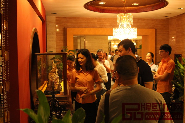 在工作人員的介紹和帶領下,來賓們領略了紅古軒紅木家具的雅致氛圍 在工作人員的介紹和帶領下,來賓們領略了紅古軒紅木家具的雅致氛圍