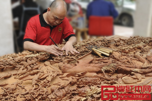 中山市首個(gè)紅木雕刻大師工作室落戶(hù)集古韻今,中山市雕刻大師陳正民擔(dān)任技術(shù)總監(jiān) 中山市首個(gè)紅木雕刻大師工作室落戶(hù)集古韻今,中山市雕刻大師陳正民擔(dān)任技術(shù)總監(jiān)