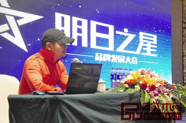 創(chuàng)創(chuàng)股份品牌學(xué)院院長(zhǎng)、葉茂中策劃?rùn)C(jī)構(gòu)合作伙伴楊觀成擔(dān)任本次培訓(xùn)會(huì)主講老師 創(chuàng)創(chuàng)股份品牌學(xué)院院長(zhǎng)、葉茂中策劃?rùn)C(jī)構(gòu)合作伙伴楊觀成擔(dān)任本次培訓(xùn)會(huì)主講老師