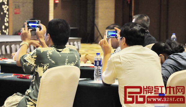 楊觀成老師的觀點(diǎn)引起學(xué)員的共鳴,用手機(jī)拍下課程精華內(nèi)容 楊觀成老師的觀點(diǎn)引起學(xué)員的共鳴,用手機(jī)拍下課程精華內(nèi)容