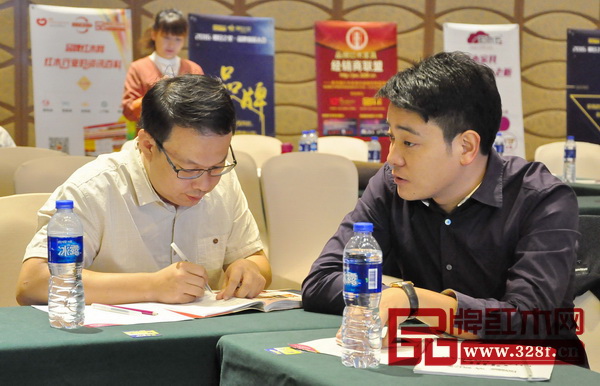 憶古軒總經(jīng)理劉宇(右)接受采訪_調(diào)整大小 憶古軒總經(jīng)理劉宇(右)接受采訪_調(diào)整大小