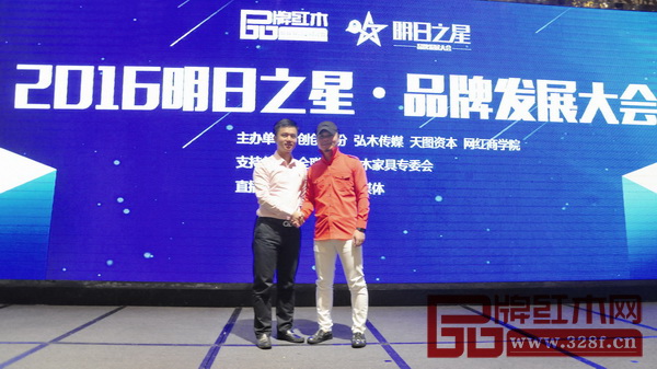 創(chuàng)創(chuàng)股份品牌學(xué)院院長(zhǎng)、葉茂中策劃?rùn)C(jī)構(gòu)合作伙伴楊觀成(右)與全聯(lián)藝術(shù)紅木家具專委會(huì)執(zhí)行會(huì)長(zhǎng)、弘木傳媒CEO林偉華合影留念 創(chuàng)創(chuàng)股份品牌學(xué)院院長(zhǎng)、葉茂中策劃?rùn)C(jī)構(gòu)合作伙伴楊觀成(右)與全聯(lián)藝術(shù)紅木家具專委會(huì)執(zhí)行會(huì)長(zhǎng)、弘木傳媒CEO林偉華合影留念