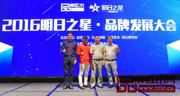 學(xué)員們紛紛與楊觀成老師合影留念 學(xué)員們紛紛與楊觀成老師合影留念