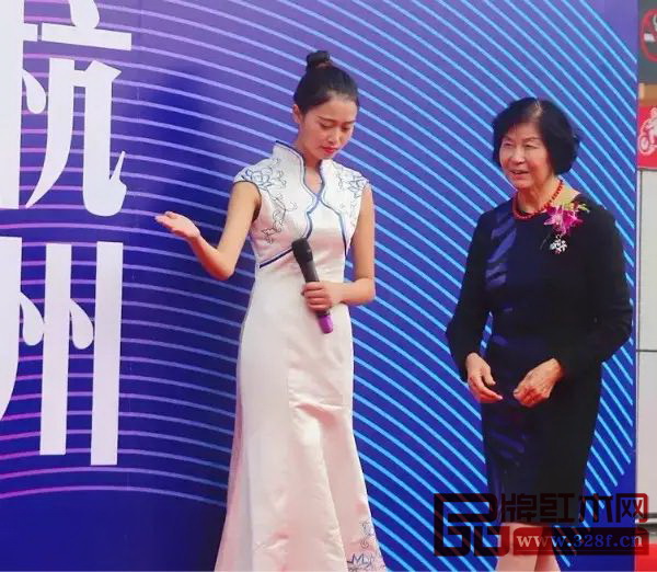 紅博城入駐大師、貴山窯創(chuàng)始人、中國(guó)工藝美術(shù)大師嵇錫貴應(yīng)邀出席了開(kāi)幕式 紅博城入駐大師、貴山窯創(chuàng)始人、中國(guó)工藝美術(shù)大師嵇錫貴應(yīng)邀出席了開(kāi)幕式