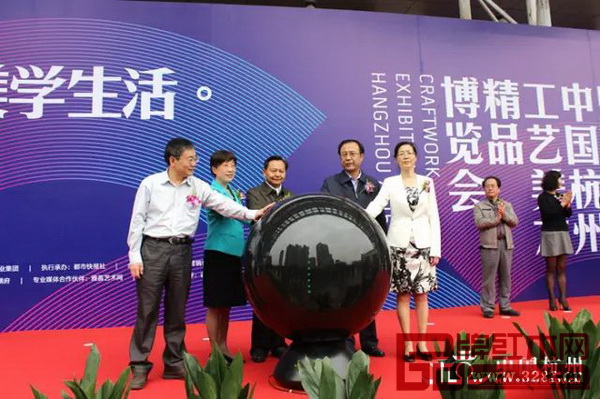 中國(guó)輕工業(yè)聯(lián)合會(huì)會(huì)長(zhǎng)張崇和及杭州市相關(guān)領(lǐng)導(dǎo)出席開(kāi)幕式