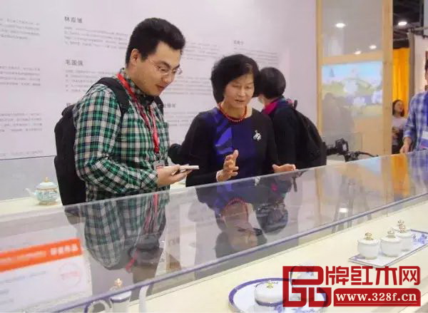 嵇錫貴大師接受媒體采訪,為大家講述2016G20國(guó)宴瓷的設(shè)計(jì)理念和設(shè)計(jì)過(guò)程 嵇錫貴大師接受媒體采訪,為大家講述2016G20國(guó)宴瓷的設(shè)計(jì)理念和設(shè)計(jì)過(guò)程