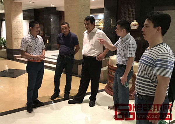 中國(guó)林產(chǎn)工業(yè)協(xié)會(huì)會(huì)長(zhǎng)王滿(中)視察紅古軒 中國(guó)林產(chǎn)工業(yè)協(xié)會(huì)會(huì)長(zhǎng)王滿(中)視察紅古軒