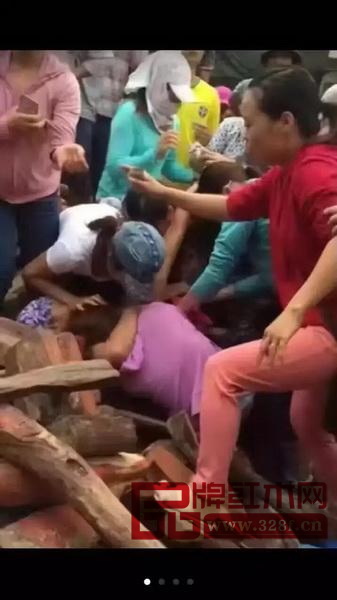 越南婦女為了搶木頭上演全武行 越南婦女為了搶木頭上演全武行