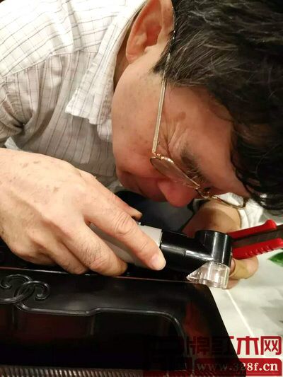 著名木材檢驗鑒定專家陳少仁用特定的檢測設備檢驗家具的各個邊角,不放過任何一處死角 著名木材檢驗鑒定專家陳少仁用特定的檢測設備檢驗家具的各個邊角,不放過任何一處死角