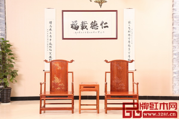 紅木家具是傳統(tǒng)文化的高端載體,與其相配的書(shū)畫(huà)也要講究文化內(nèi)涵 紅木家具是傳統(tǒng)文化的高端載體,與其相配的書(shū)畫(huà)也要講究文化內(nèi)涵