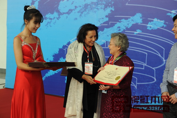 開幕式上嘎噠博士為獲獎者頒獎