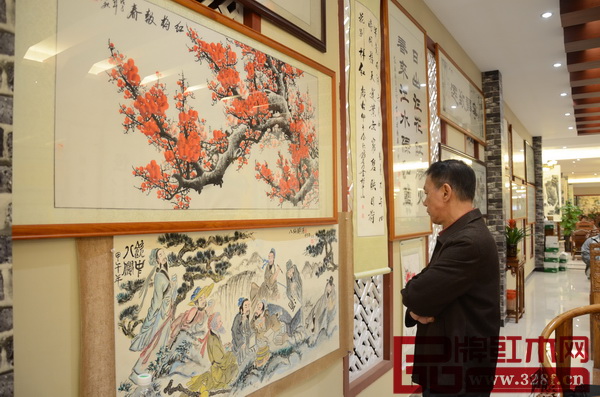 偉明軒紅木展廳內(nèi)陳列了許多與紅木家具形神合一的書(shū)法作品 偉明軒紅木展廳內(nèi)陳列了許多與紅木家具形神合一的書(shū)法作品