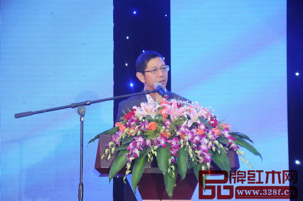 東陽(yáng)市副市長(zhǎng)陳軍闡述東陽(yáng)經(jīng)濟(jì)發(fā)展現(xiàn)狀及東陽(yáng)木雕紅木家具產(chǎn)業(yè)的規(guī)模及發(fā)展思路 東陽(yáng)市副市長(zhǎng)陳軍闡述東陽(yáng)經(jīng)濟(jì)發(fā)展現(xiàn)狀及東陽(yáng)木雕紅木家具產(chǎn)業(yè)的規(guī)模及發(fā)展思路