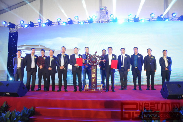 紅星美凱龍與東陽(yáng)中國(guó)木雕城雙方代表在全體與會(huì)人員的共同見(jiàn)證下正式簽約 紅星美凱龍與東陽(yáng)中國(guó)木雕城雙方代表在全體與會(huì)人員的共同見(jiàn)證下正式簽約