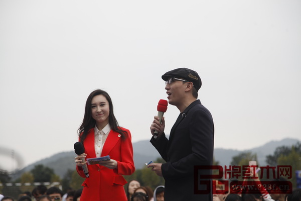 華少和李瑋作為公益大使主持了本次活動(dòng) 華少和李瑋作為公益大使主持了本次活動(dòng)