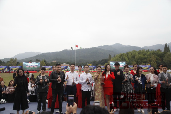 萬事紅紅木董事長(zhǎng)蔣國(guó)慶(左一)上臺(tái)接受愛心企業(yè)牌匾 萬事紅紅木董事長(zhǎng)蔣國(guó)慶(左一)上臺(tái)接受愛心企業(yè)牌匾