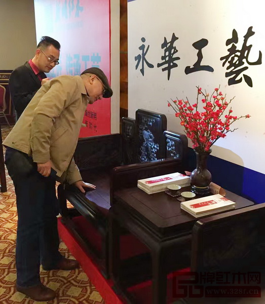 廣州永華紅木董事長陳達強作品《木韻大紅酸枝鳳凰來儀寶座椅》獨具韻味,吸引了眾多參會者的眼球 廣州永華紅木董事長陳達強作品《木韻大紅酸枝鳳凰來儀寶座椅》獨具韻味,吸引了眾多參會者的眼球