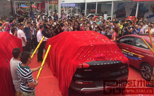 名牌新款汽車發(fā)布現(xiàn)場吸引了眾多游客圍觀拍照 名牌新款汽車發(fā)布現(xiàn)場吸引了眾多游客圍觀拍照