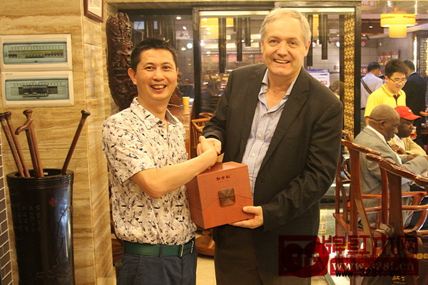 國禮由紅古軒總經(jīng)理吳赤宇(左)代表贈予達瑞爾·斯瓦尼普主席 國禮由紅古軒總經(jīng)理吳赤宇(左)代表贈予達瑞爾·斯瓦尼普主席