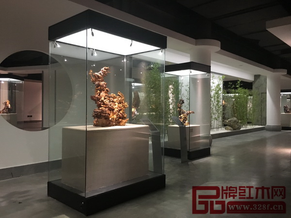 館內(nèi)展覽了數(shù)千件具有文化價(jià)值的珍奇物品 館內(nèi)展覽了數(shù)千件具有文化價(jià)值的珍奇物品