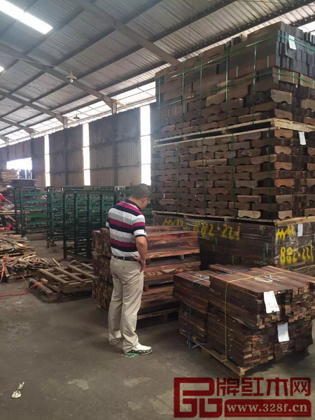 匠王紅木董事長李茂先前往工廠視察 匠王紅木董事長李茂先前往工廠視察