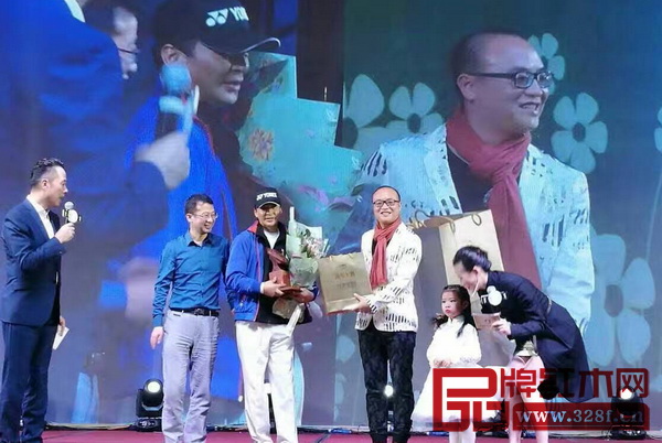 卓木王紅木總經(jīng)理杜長江上臺上臺領取全明星公益賽“特約贊助伙伴獎” 卓木王紅木總經(jīng)理杜長江上臺上臺領取全明星公益賽“特約贊助伙伴獎”