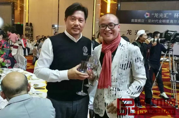 卓木王紅木董事長(右)與時代高爾夫球隊隊長佟瑞欣合影 卓木王紅木董事長(右)與時代高爾夫球隊隊長佟瑞欣合影