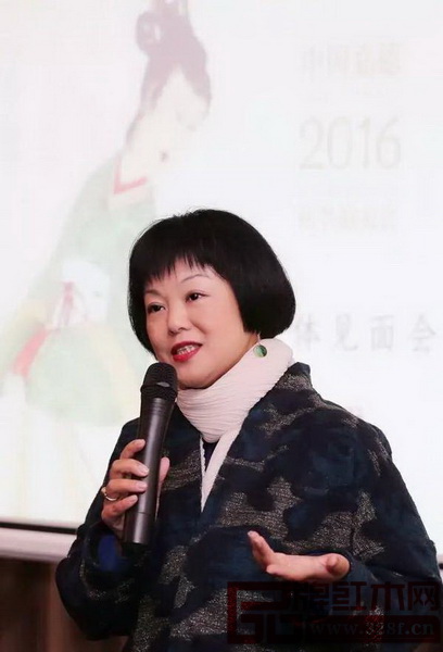 中國(guó)嘉德副總裁、中國(guó)書(shū)畫(huà)總負(fù)責(zé)人郭彤女士為現(xiàn)場(chǎng)記者講解2016嘉德秋拍 中國(guó)嘉德副總裁、中國(guó)書(shū)畫(huà)總負(fù)責(zé)人郭彤女士為現(xiàn)場(chǎng)記者講解2016嘉德秋拍