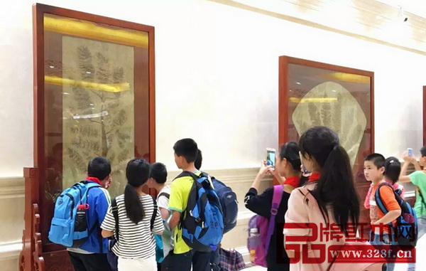 橫店圓明新園長春園法國藝術殿堂內觀賞展品的游客 橫店圓明新園長春園法國藝術殿堂內觀賞展品的游客