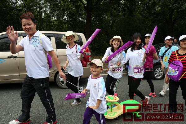 不少市民全家出動,體驗與眾不同的家庭樂 不少市民全家出動,體驗與眾不同的家庭樂