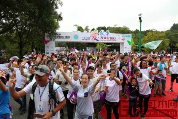 愛徒步活動吸引了上萬名市民參加,場面盛大 愛徒步活動吸引了上萬名市民參加,場面盛大