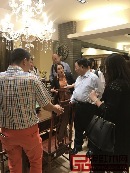 紅古軒工作人員為中非發(fā)展基金董事長遲建新一行介紹紅古軒紅木家具的特色 紅古軒工作人員為中非發(fā)展基金董事長遲建新一行介紹紅古軒紅木家具的特色