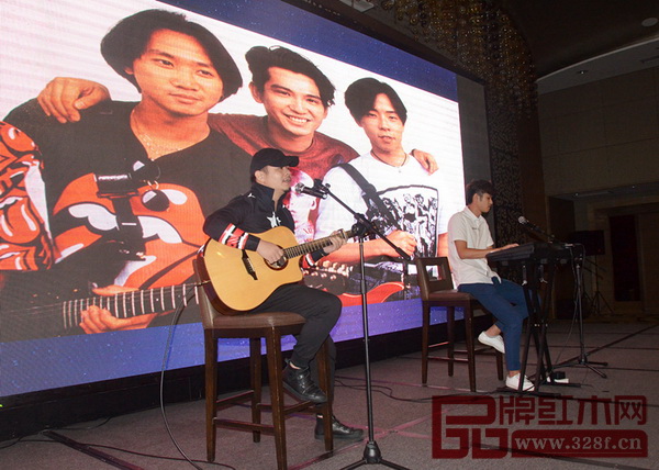 創(chuàng)創(chuàng)股份品牌學院院長、葉茂中策劃機構合作伙伴楊觀成老師在2016明日之星·品牌大會上傾情演唱《海闊天空》 創(chuàng)創(chuàng)股份品牌學院院長、葉茂中策劃機構合作伙伴楊觀成老師在2016明日之星·品牌大會上傾情演唱《海闊天空》