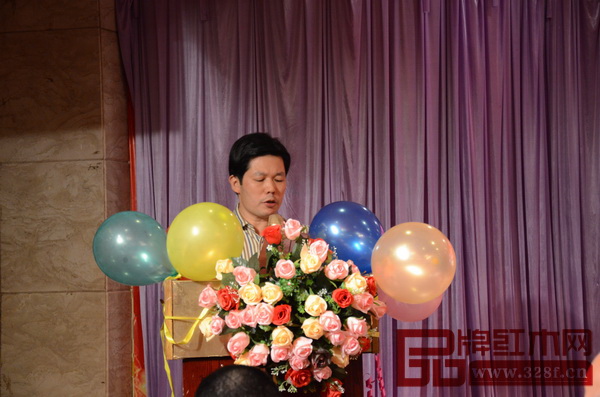 五華縣紅木家具行業(yè)協(xié)會首任會長張錫復做重要講話 五華縣紅木家具行業(yè)協(xié)會首任會長張錫復做重要講話