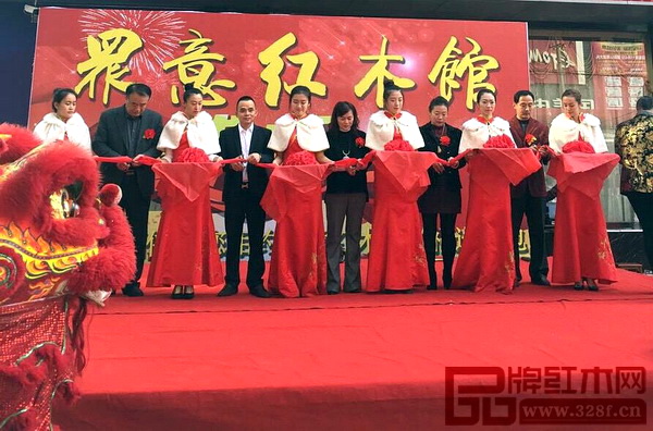 眾意紅木館開業(yè)儀式上,雅仕軒紅木董事長陳君(左四)受邀剪彩 眾意紅木館開業(yè)儀式上,雅仕軒紅木董事長陳君(左四)受邀剪彩