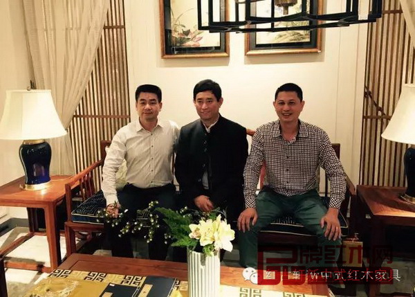 中國家具協(xié)會(huì)理事長朱長嶺（中）中山市大涌鎮(zhèn)黨委副書記賀修虎（左一）紅古軒總經(jīng)理吳赤宇（右一）在紅古軒紅木文化館合影留念