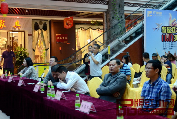 瓷扇繡首次聯(lián)展新聞發(fā)布會現(xiàn)場設(shè)置記者提問環(huán)節(jié)，記者代表向活動主辦方提出問題