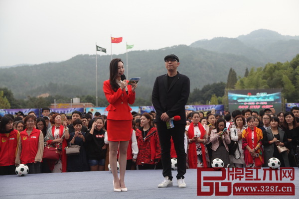 華少和李瑋作為公益大使主持了本次活動 華少和李瑋作為公益大使主持了本次活動