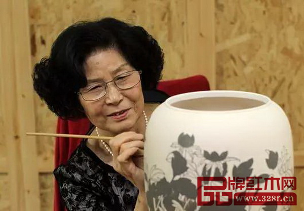 中國工藝美術(shù)大師、G20峰會國宴用瓷的畫面總設(shè)計師嵇錫貴