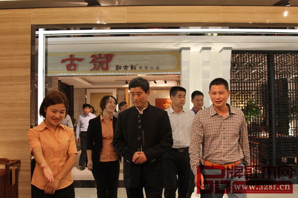 中國(guó)家具協(xié)會(huì)理事長(zhǎng)朱長(zhǎng)嶺(中)蒞臨紅古軒視察 中國(guó)家具協(xié)會(huì)理事長(zhǎng)朱長(zhǎng)嶺(中)蒞臨紅古軒視察