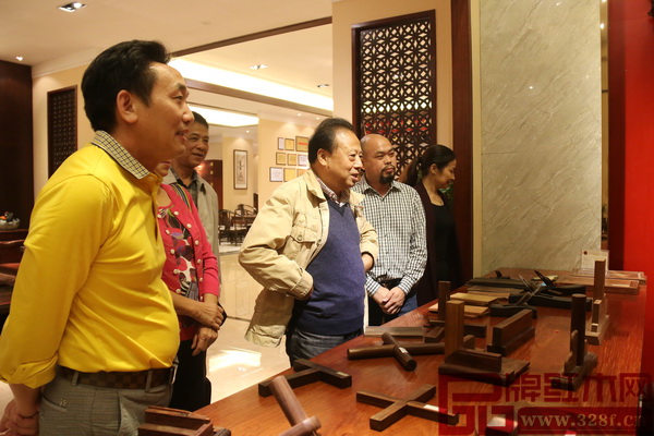 杜世祿教授(右三)在集古韻今董事長陳新平(左一)、技術(shù)總監(jiān)陳正民(右二)的陪同下,參觀集古韻今10000㎡精品紅木文化體驗(yàn)館 杜世祿教授(右三)在集古韻今董事長陳新平(左一)、技術(shù)總監(jiān)陳正民(右二)的陪同下,參觀集古韻今10000㎡精品紅木文化體驗(yàn)館