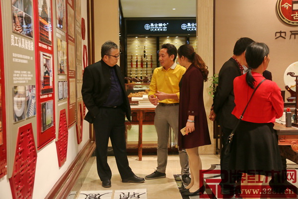 集古韻今董事長陳新平(左二)陳希教授(左一)深入探討 集古韻今董事長陳新平(左二)陳希教授(左一)深入探討