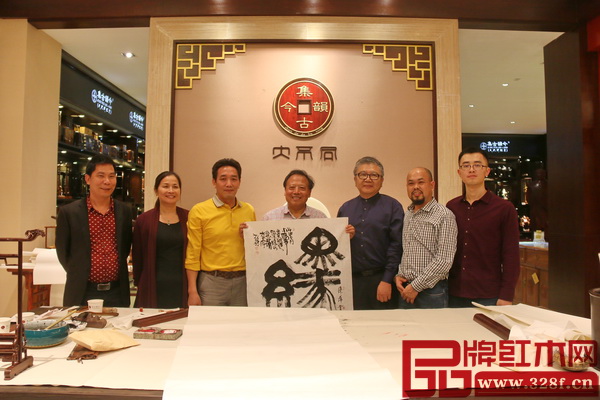 國家一級(jí)美術(shù)師杜世祿教授(中)、廣東省工藝美術(shù)研究所副所長、高級(jí)工藝美術(shù)師陳希教授(右三)蒞臨集古韻今(大不同)參觀指導(dǎo) 國家一級(jí)美術(shù)師杜世祿教授(中)、廣東省工藝美術(shù)研究所副所長、高級(jí)工藝美術(shù)師陳希教授(右三)蒞臨集古韻今(大不同)參觀指導(dǎo)