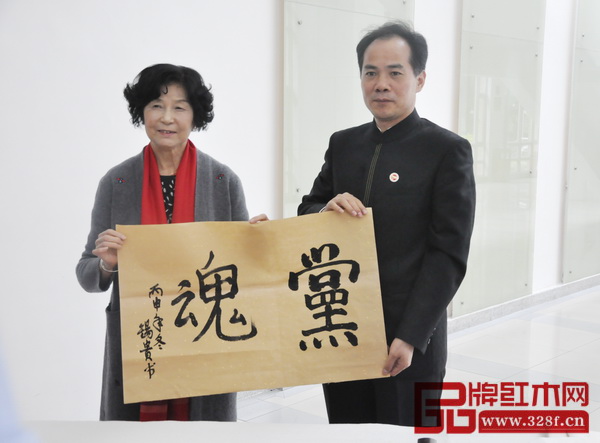 嵇錫貴大師(左)為中山市黨校揮毫筆墨題詞,中山市委黨校黨委書(shū)記、常務(wù)副校長(zhǎng)黃紅全與其合影留念 嵇錫貴大師(左)為中山市黨校揮毫筆墨題詞,中山市委黨校黨委書(shū)記、常務(wù)副校長(zhǎng)黃紅全與其合影留念