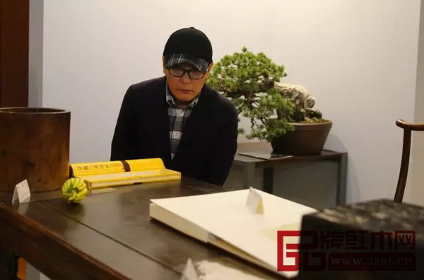 著名歌手張信哲在現(xiàn)場品鑒紅木家具 著名歌手張信哲在現(xiàn)場品鑒紅木家具