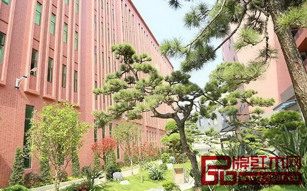 工廠和展廳大樓之間的山水園林把現(xiàn)代建筑的宏偉又稍微斂藏,行走其間仿佛能感受時空的縱深 工廠和展廳大樓之間的山水園林把現(xiàn)代建筑的宏偉又稍微斂藏,行走其間仿佛能感受時空的縱深