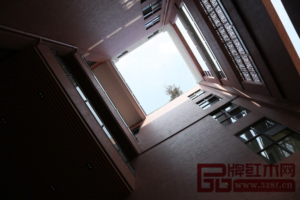 在底層仰望,四面紅墻如框,框起探出墻緣的一樹紅花,此景妙趣難以言傳 在底層仰望,四面紅墻如框,框起探出墻緣的一樹紅花,此景妙趣難以言傳