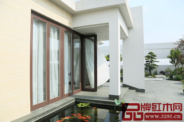 私人會所的建筑充滿現(xiàn)代簡約派的美感和傳統(tǒng)園林的氣質(zhì) 私人會所的建筑充滿現(xiàn)代簡約派的美感和傳統(tǒng)園林的氣質(zhì)