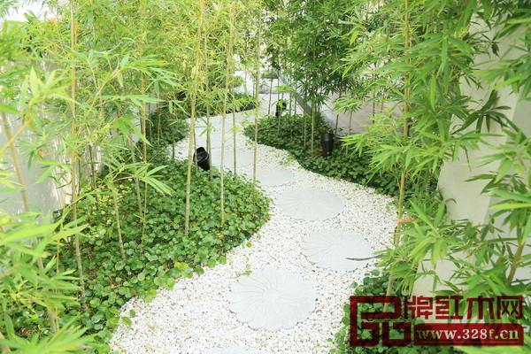 園林中既有蒼翠的松，又有秀氣的竹，林中光景變化無窮