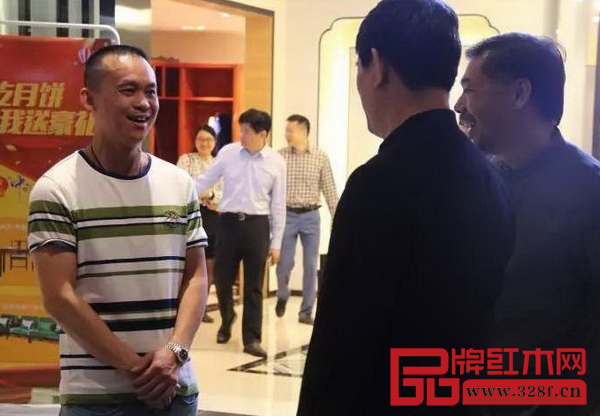 朱長嶺理事長(右)與天工雋品董事長林子昌(左)就天工雋品未來的發(fā)展進(jìn)行了深入的交流 朱長嶺理事長(右)與天工雋品董事長林子昌(左)就天工雋品未來的發(fā)展進(jìn)行了深入的交流